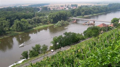 l FLUSS DURCH BÖHMEN .